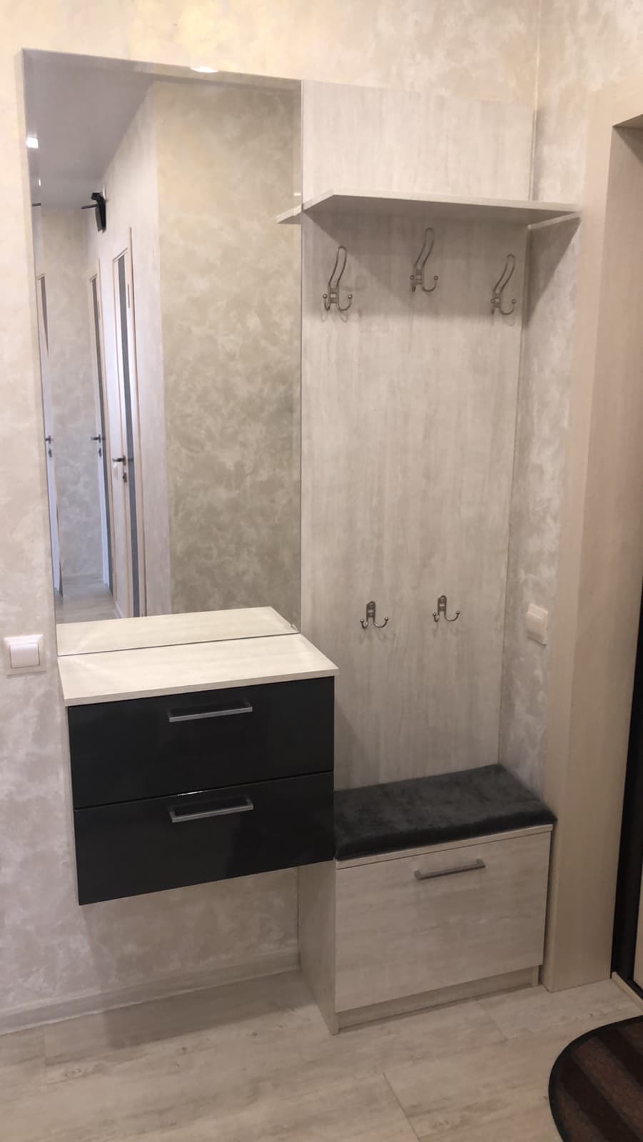 Прихожая с зеркалом и тумбой