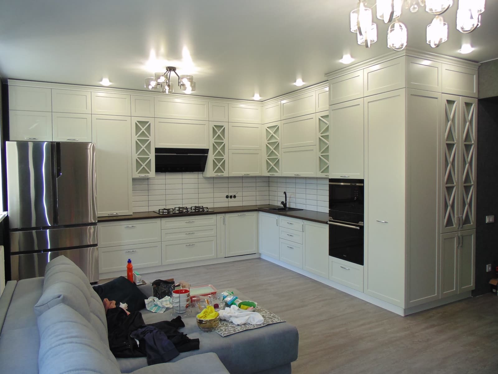 Белая классическая кухня