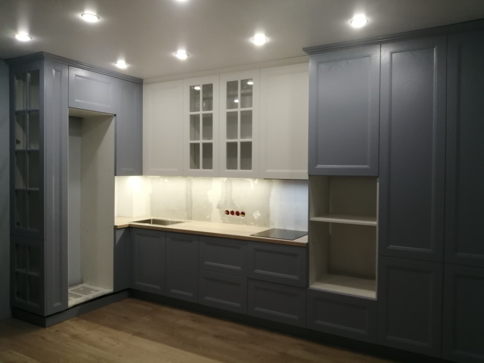 Двухцветная кухня с молдингами