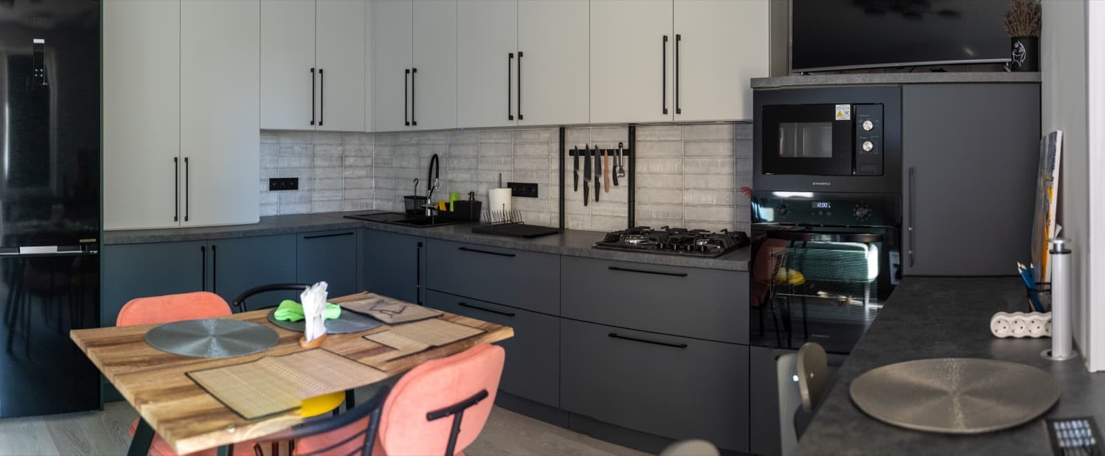 Кухня тёмный графит с деревом